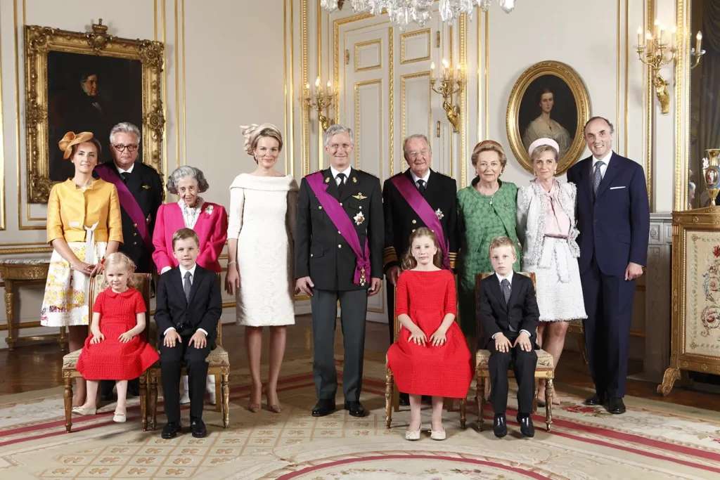 Photo de famille officielle complète : Roi Philippe, Reine Mathilde, Roi Albert II, Reine Paola, Reine Fabiola, Princesse Astrid, Prince Lorenz, Prince Laurent, Princesse Claire et les enfants royaux.