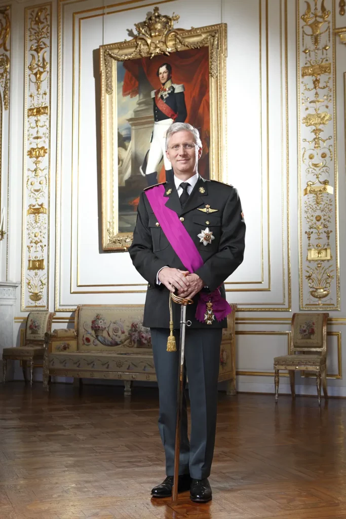 Portrait officiel du Roi Philippe de Belgique en tenue militaire devant le portrait de Léopold 1er, Palais Royal de Bruxelles.