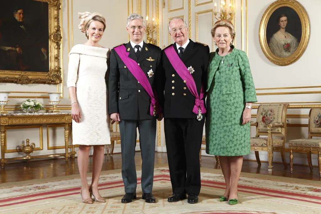 Portrait officiel réunissant les deux couples souverains : le Roi Philippe et la Reine Mathilde avec le Roi Albert II et la Reine Paola.