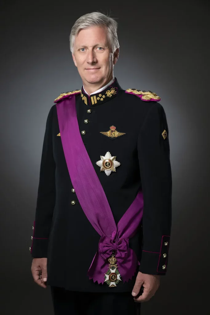 Portrait officiel du Roi Philippe seul, debout en tenue de gala avec les décorations de l'Ordre de Léopold.