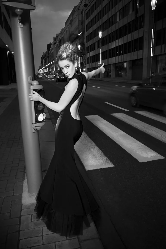 Portrait noir et blanc d'Émilie Dupuis en robe Johanne Riss, extrait du portfolio photographe bruxelles de Michel Gronemberger.