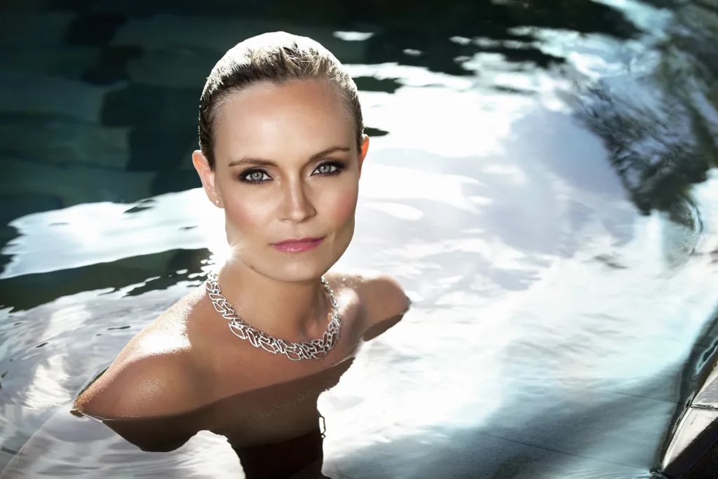 Portrait aquatique glamour d'Ophélie Fontana portant un collier de diamants Manalys, issu du Portfolio Photographe Bruxelles de Michel Gronemberger.