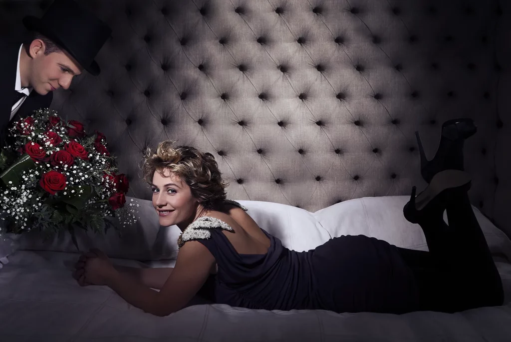 Cécile de France portrait dans la suite Magritte de l'Hôtel Amigo par Michel Gronemberger.