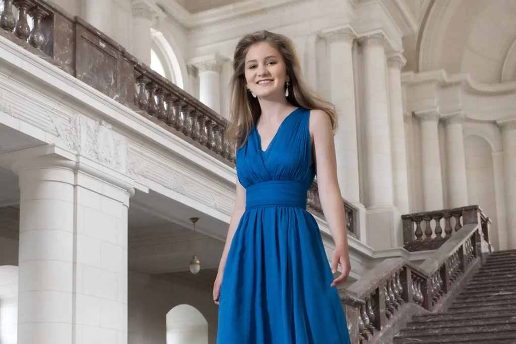 La Princesse Elisabeth de Belgique descendant l'escalier d'honneur du Château de Laeken pour ses 18 ans.