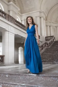 La Princesse Elisabeth de Belgique descendant l'escalier d'honneur en marbre du Château de Laeken pour ses 18 ans.