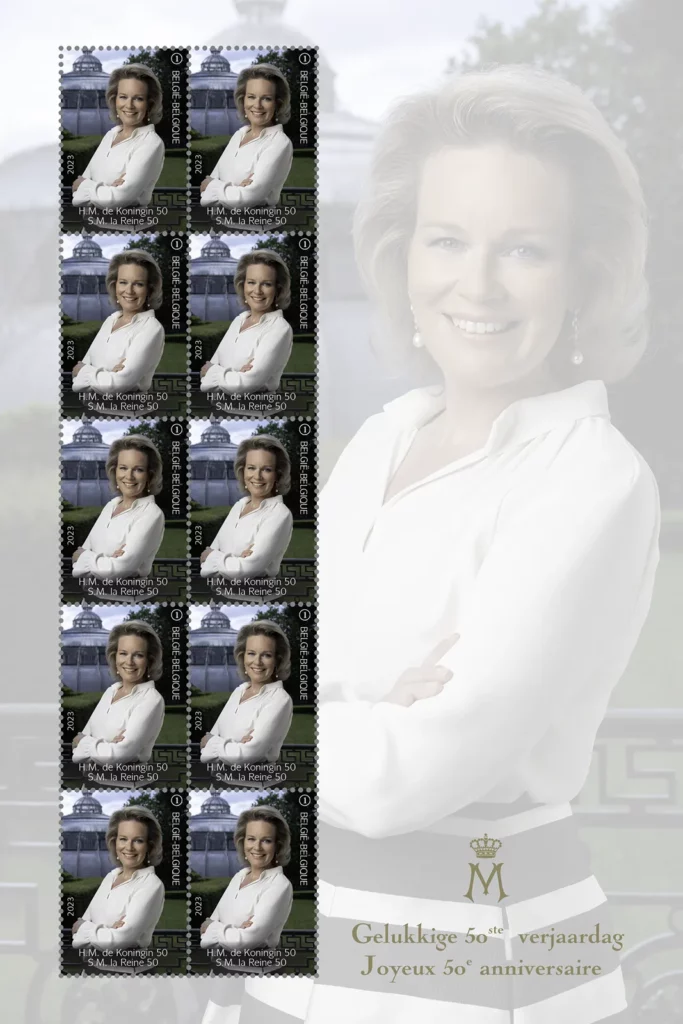 Planche de dix timbres bpost illustrés par un portrait de la reine Mathilde pour ses 50 ans, photo prise à Laeken.