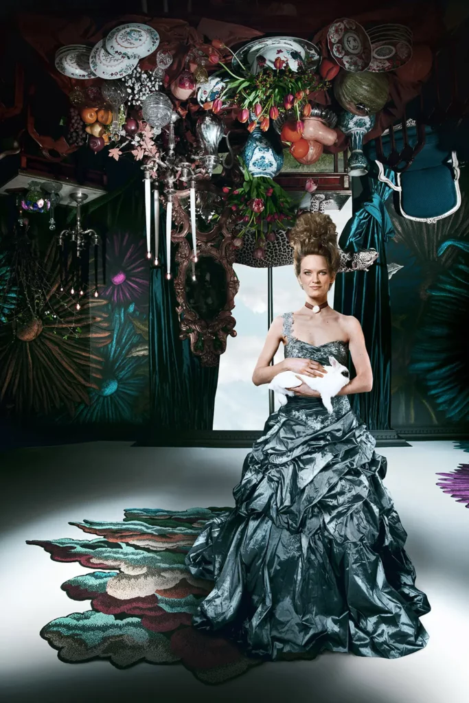 Sophie Pendeville Alice au Pays de Bruxelles, photo surréaliste réalisée chez l'antiquaire Costermans au Sablon.