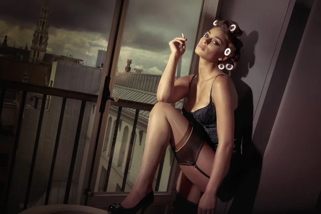 Portrait de Tatiana Silva en lingerie Eres à l'hôtel The Dominican, inspiré par l'icône Monica Bellucci.