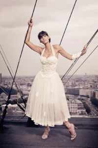 Tatiana Silva en robe de mariée en dentelle Vela Lingerie sur le toit de The Hotel.