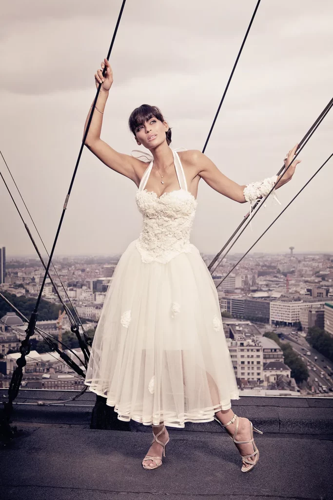 Tatiana Silva en robe de mariée en dentelle Vela Lingerie sur le toit de The Hotel.