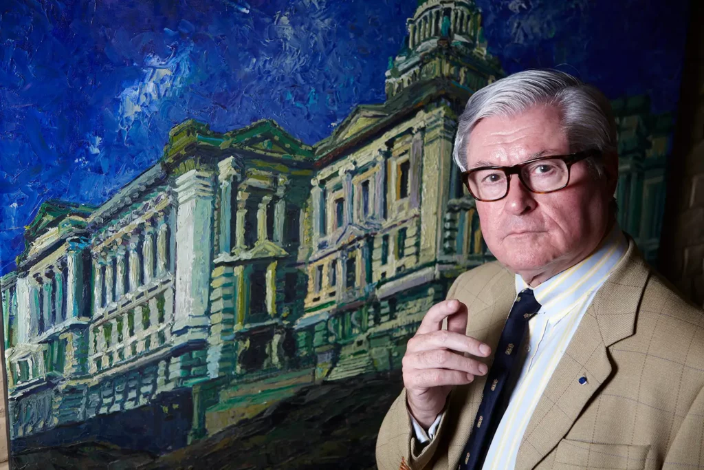Portrait de Xavier Magnée devant une peinture du Palais de Justice de Bruxelles, regard déterminé, par Marc Gronemberger.