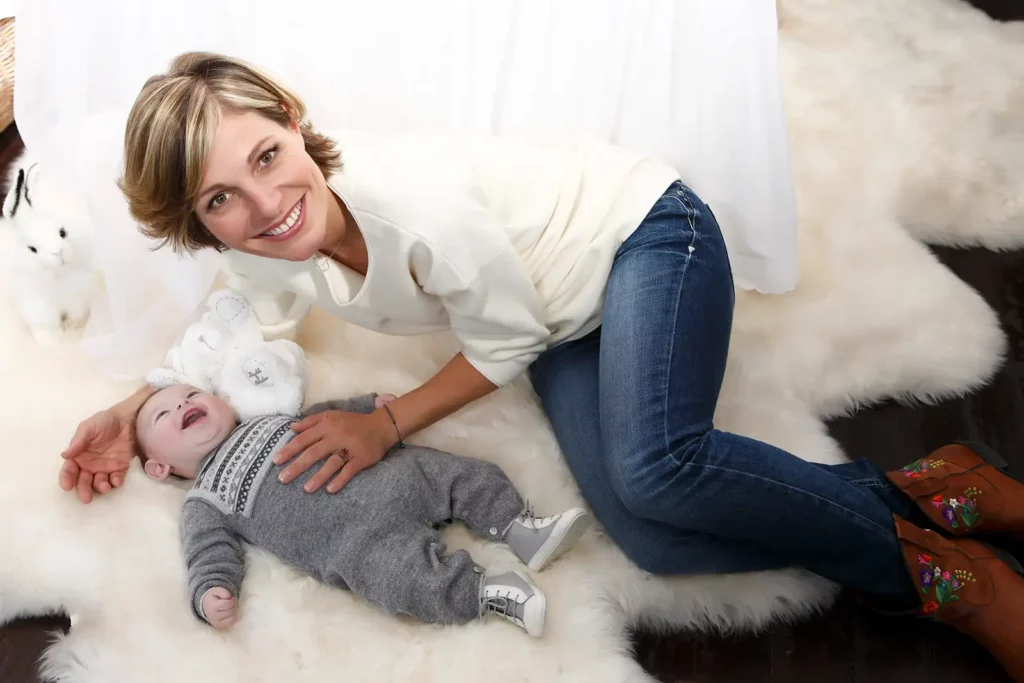Armelle Gysen allongée avec son fils Douglas sur une peau de mouton au Château de Ry.
