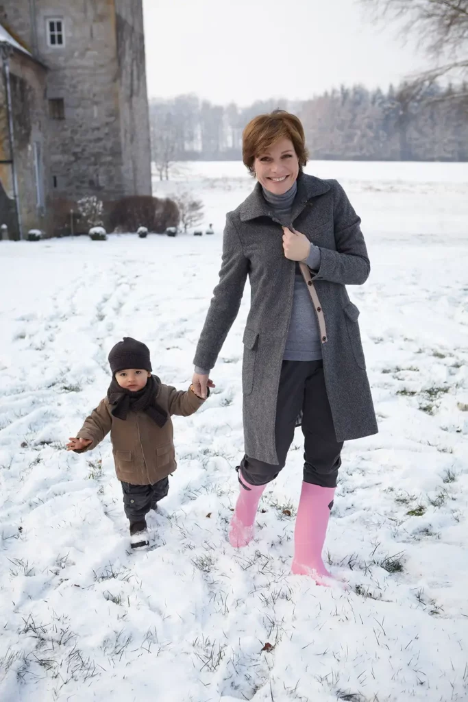 Armelle Gysen enceinte marchant dans la neige avec son fils Gatien au Château de Ry.
