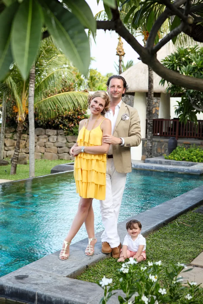 Armelle Gysen, Frédéric d'Aspremont et leur fils Gatien au bord de la piscine au Touessrok.