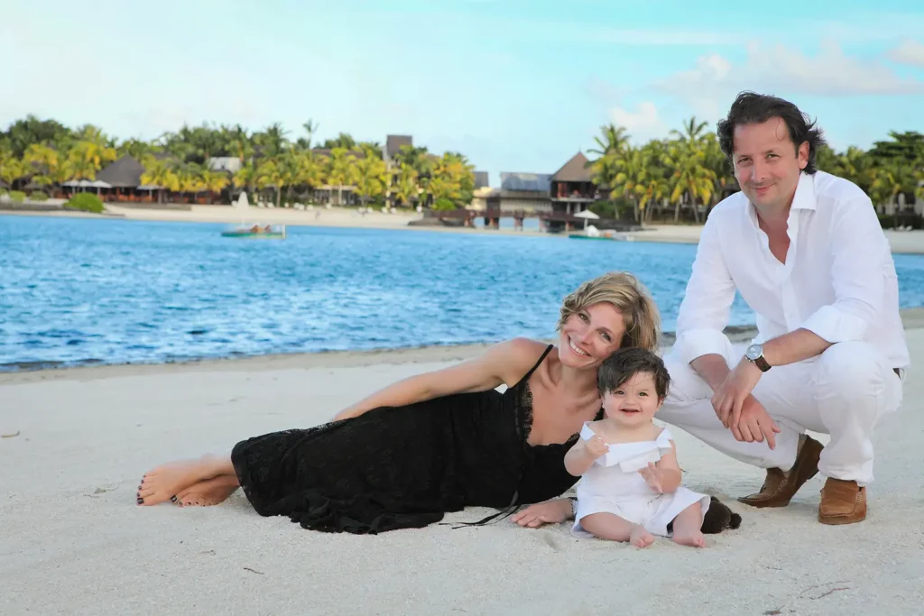 Armelle Gysen, Frédéric d'Aspremont et leur fils Gatien sur la plage du Touessrok.