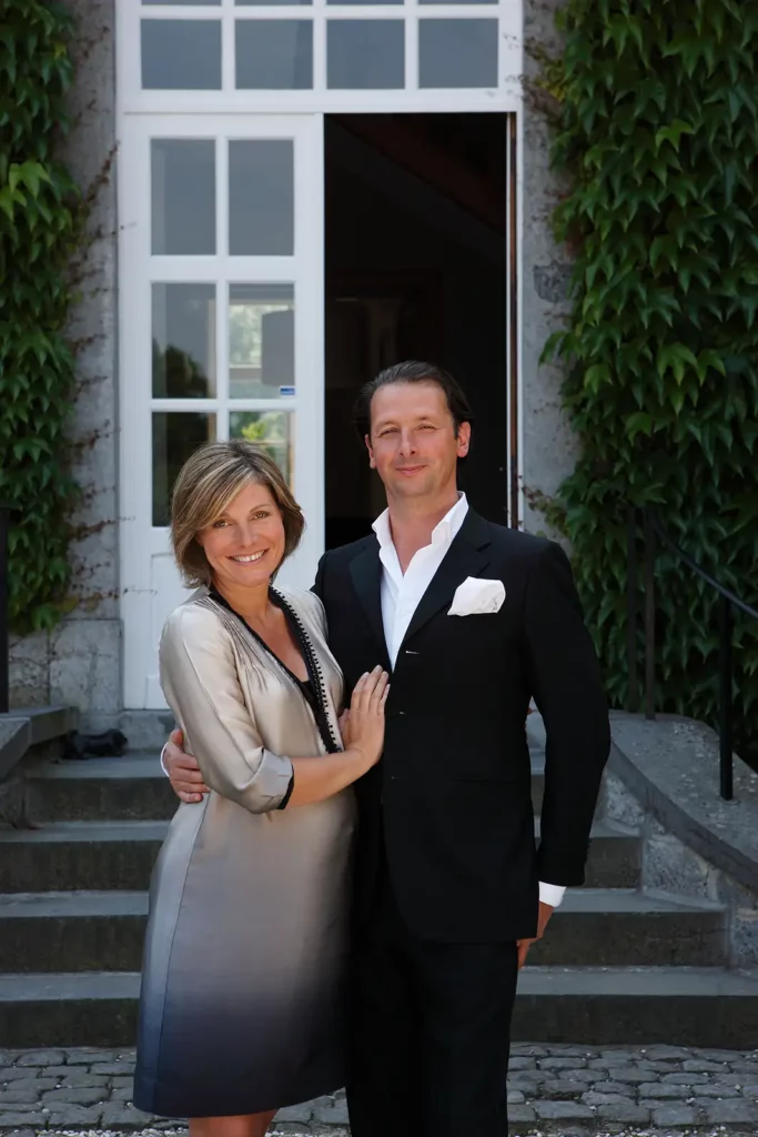 Armelle Gysen et Frédéric d'Aspremont Lynden devant l'entrée du Château de Ry.