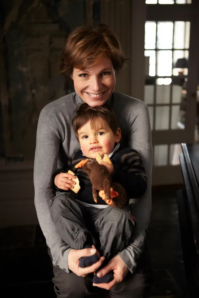 Portrait d'Armelle Gysen avec son fils Gatien tenant son doudou et un biscuit au Château de Ry.
