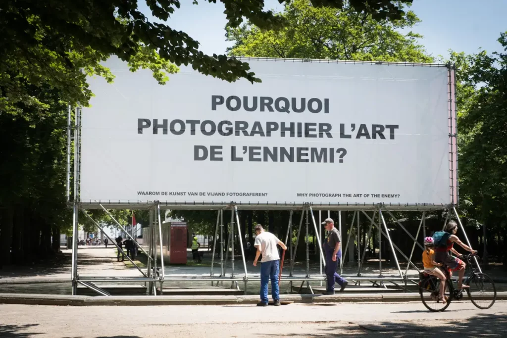 Vue de l'exposition "Les clichés Allemands" au Parc Royal de Bruxelles.