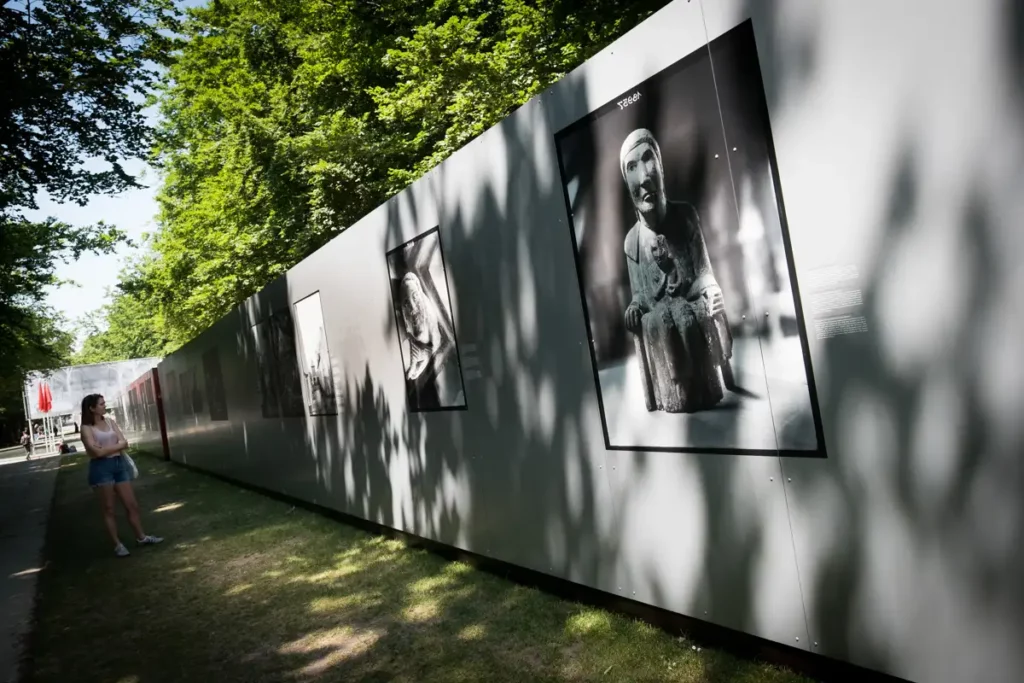 Vue de l'exposition "Les clichés Allemands" au Parc Royal de Bruxelles.