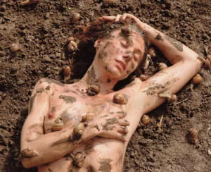 Portrait sensuel et artistique de Fred Courtadon posant avec des escargots pour Paris Match.