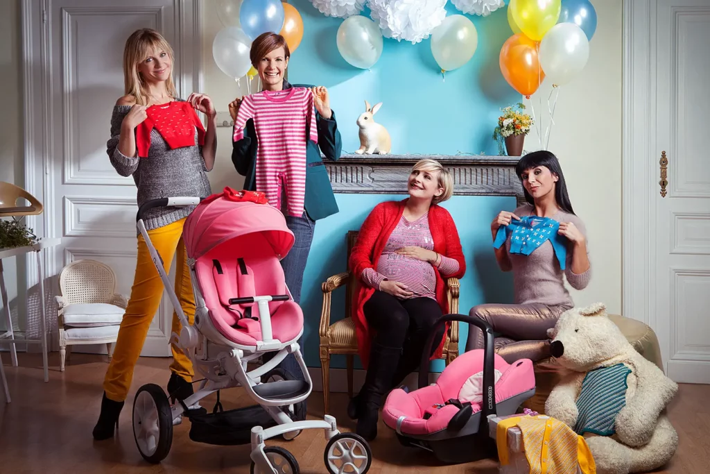 Fanny Jandrain, la jeune femme enceinte découvrant des vêtements de nourrisson avec ses amies d'RTL-TVI