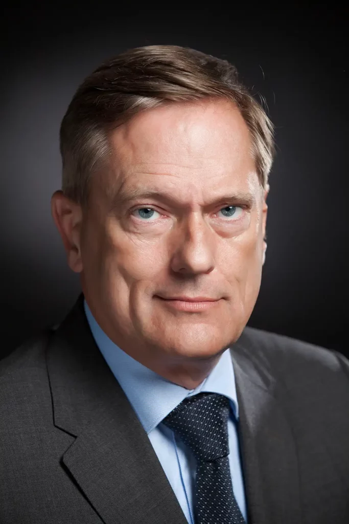 Portrait professionnel pour profil LinkedIn d'un homme d'affaires charismatique à Bruxelles.