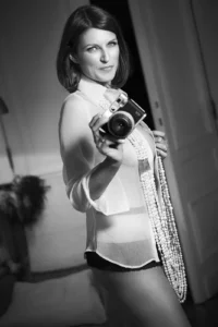 Portrait boudoir chic en noir et blanc d'une femme mûre élégante réalisé par un photographe boudoir à Bruxelles.