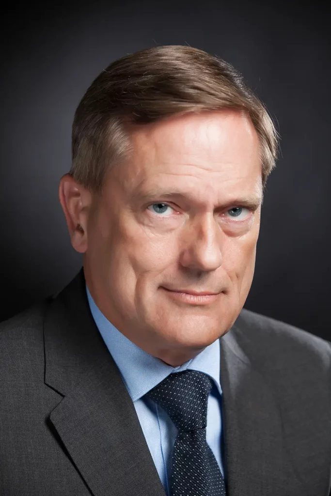 Séance photo business en studio sur fond gris pour un consultant indépendant.