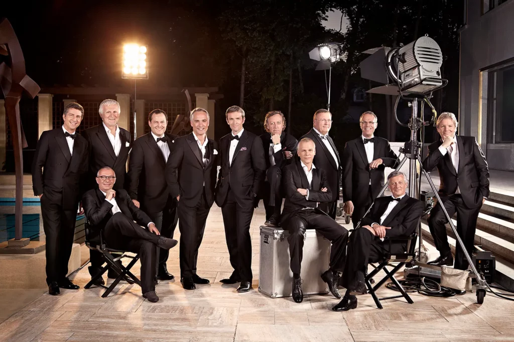 Portrait de groupe des présentateurs RTL-TVI en smoking à la Villa Empain par Michel Gronemberger.