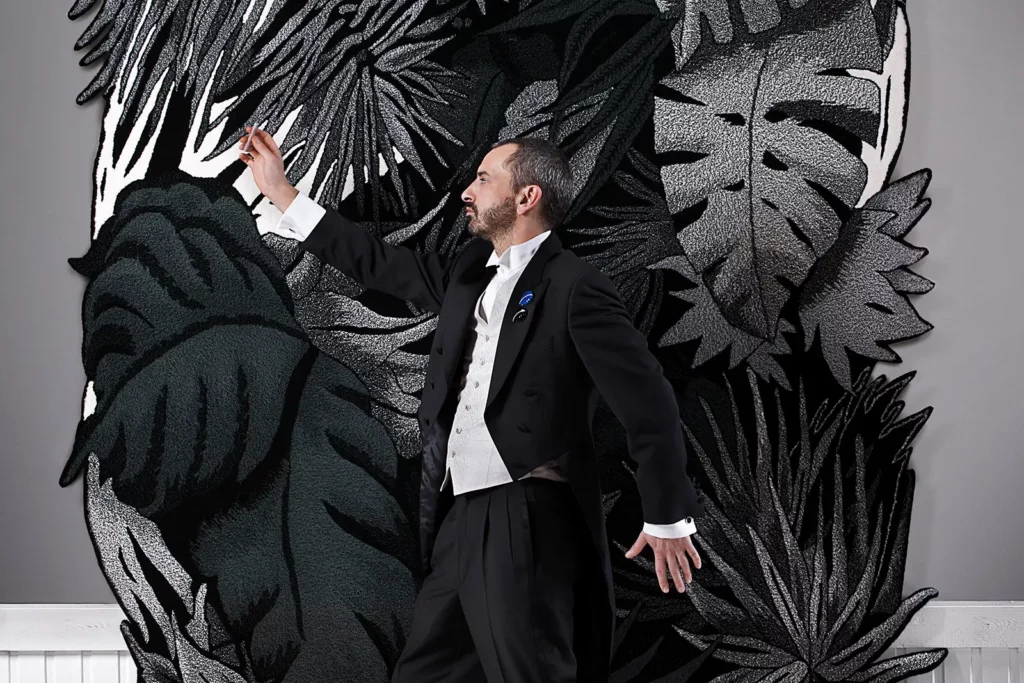 Portrait de l'artiste peintre Julien Colombier en habit de gala, photographie de Michel Gronemberger.