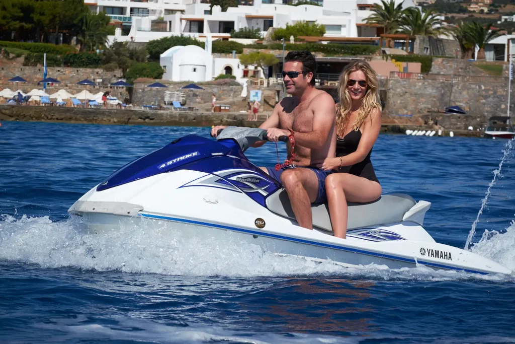 Sandrine Corman et Michel Bouhoulle sur un Jet Ski Yamaha Wave Runner dans la baie du St. Nicolas Bay en Crète.