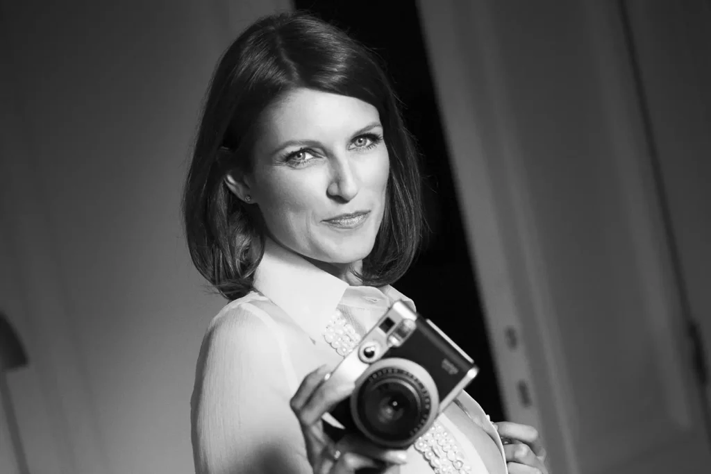 Portrait de couverture pour une séance de photographe boudoir chic à Bruxelles, mettant en avant la féminité, l'élégance et la maturité.