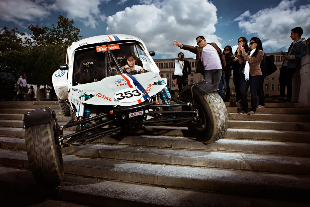 Vanina Ickx au volant du Buggy descendant les marches du Mont des Arts à Bruxelles au milieu des touristes. Photo de Michel Gronemberger.
