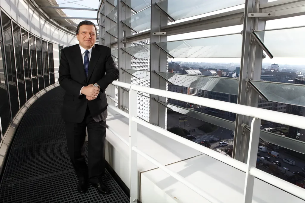José Manuel Barroso de face et de plein pied, s'appuyant sur le garde-corps de la coursive technique du Berlaymont à Bruxelles.