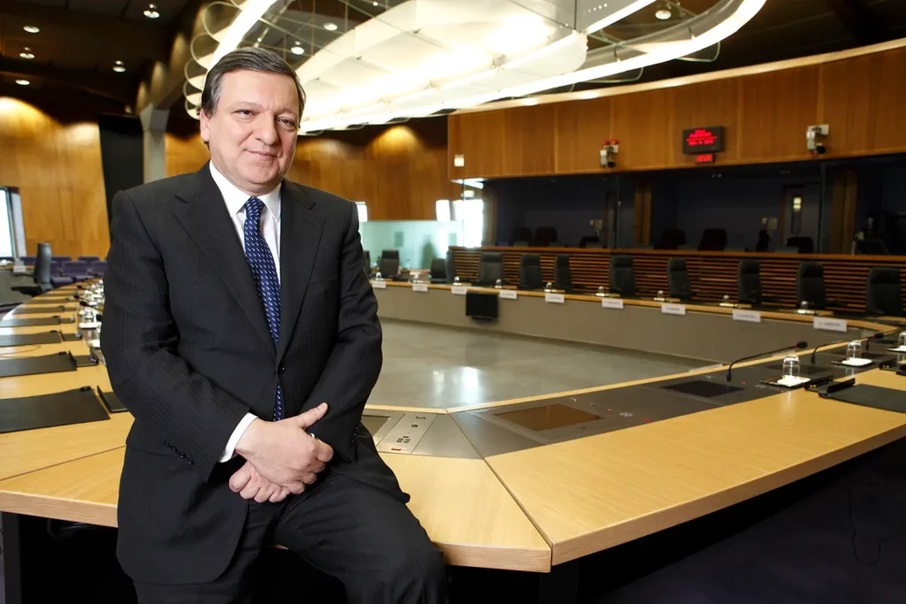 José Manuel Barroso assis sur le bord de la table de réunion dans la salle du conseil des chefs d'État au Berlaymont.