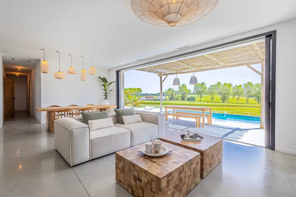 Extérieur d'une villa moderne de plain-pied avec piscine et jardin de 2000m2 en Nouvelle-Aquitaine pour production audiovisuelle.