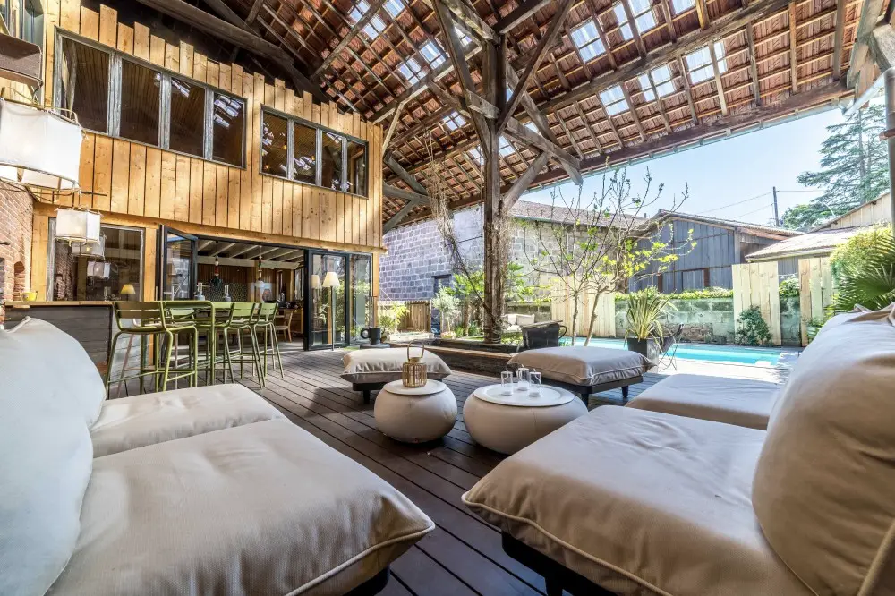 Ancienne boulangerie industrielle transformée en loft de luxe de 150 m² avec piscine et murs en pierre pour shooting photo en Corrèze.