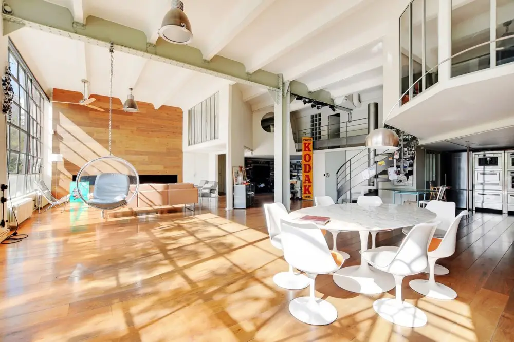 Intérieur de 194 m2 style industriel chic avec briques, métal, parquet bois clair et fenêtres atelier dans le Val-de-Marne pour tournage.