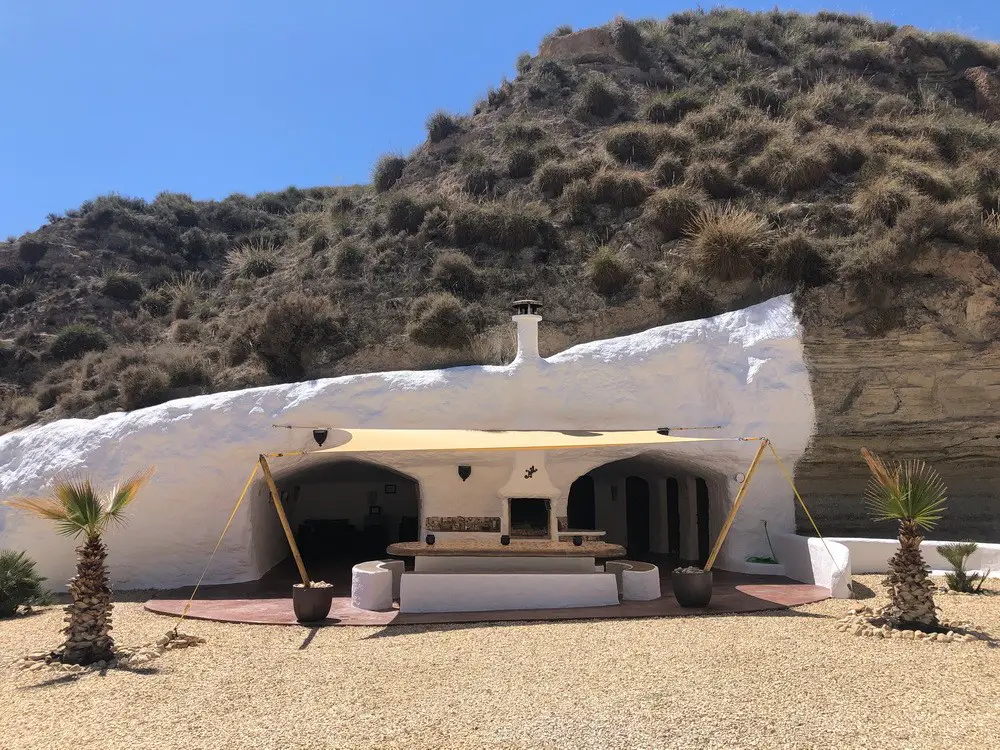 Maison troglodyte traditionnelle avec murs à la chaux blanche et carrelage en Espagne pour shooting photo et vidéo.