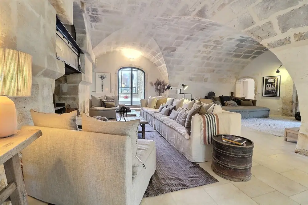 Catalogue Wakup, intérieur d'un mas provençal de 400 m2 avec voûtes en pierre brute, mobilier contemporain et grandes baies vitrées pour production audiovisuelle.