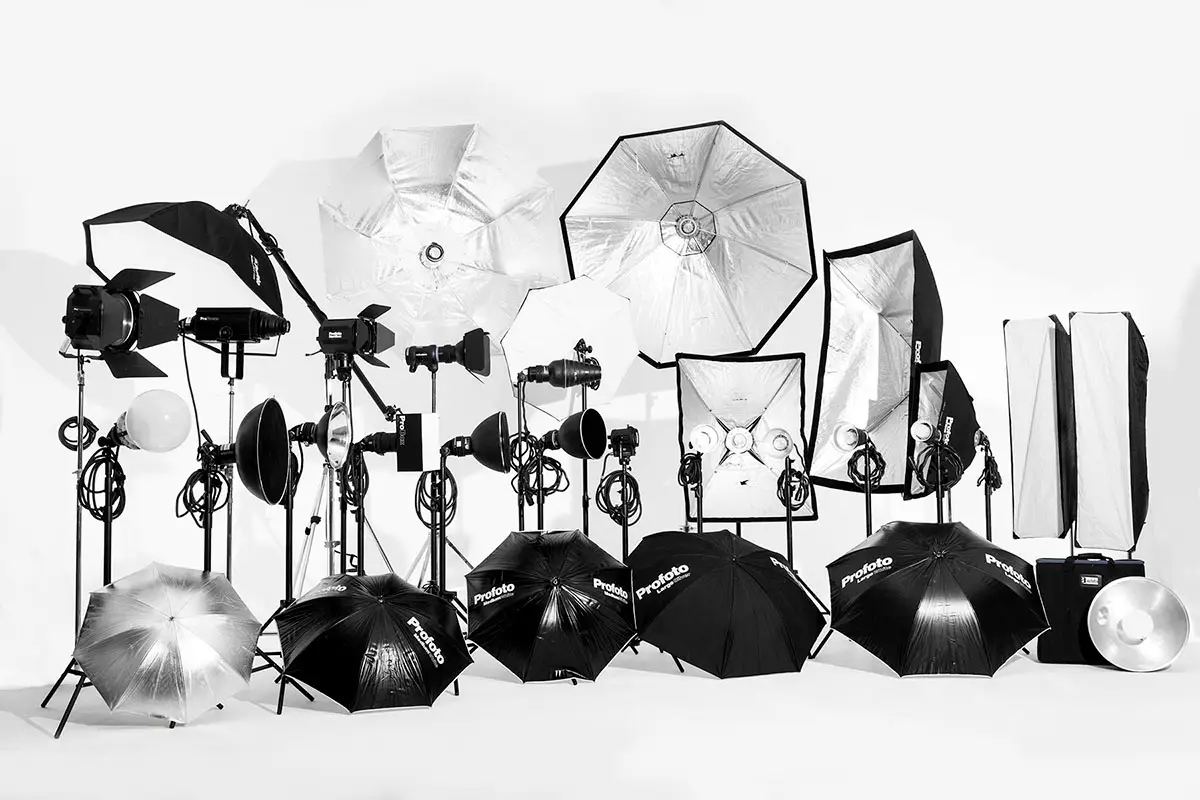 Location de flashs et generateurs Profoto avec softbox et reflecteurs en studio photo.