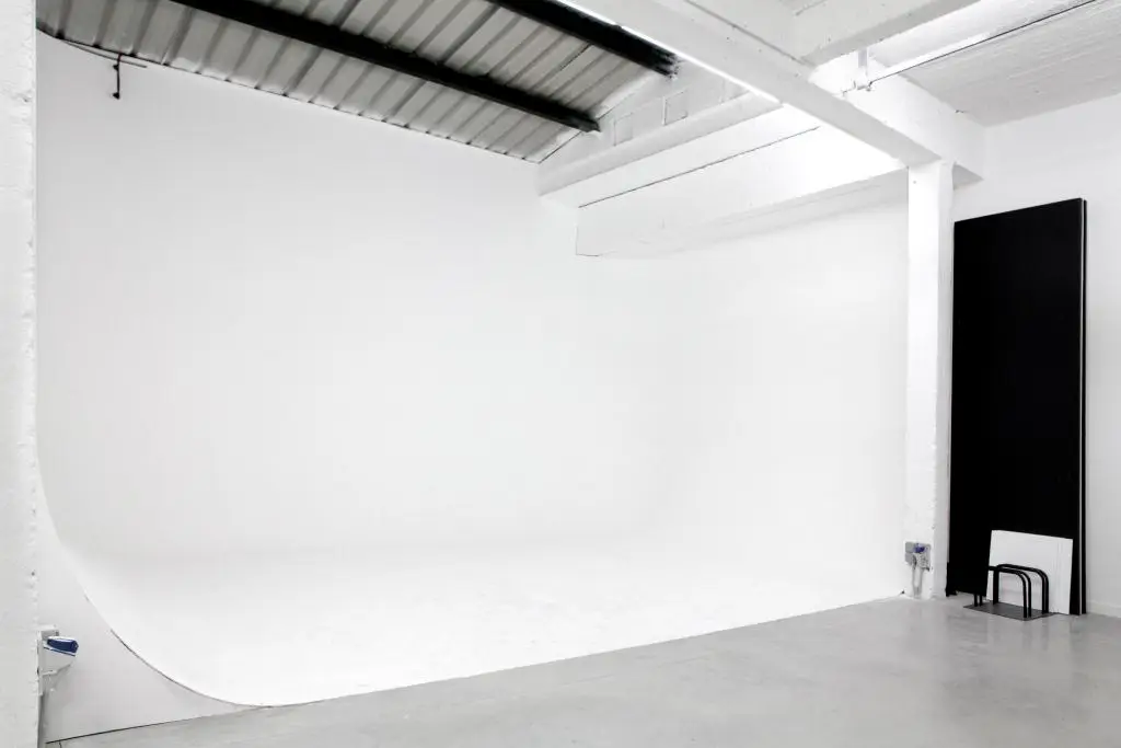 Studio photo à louer à Anvers avec grand cyclorama blanc vide pour shooting professionnel.