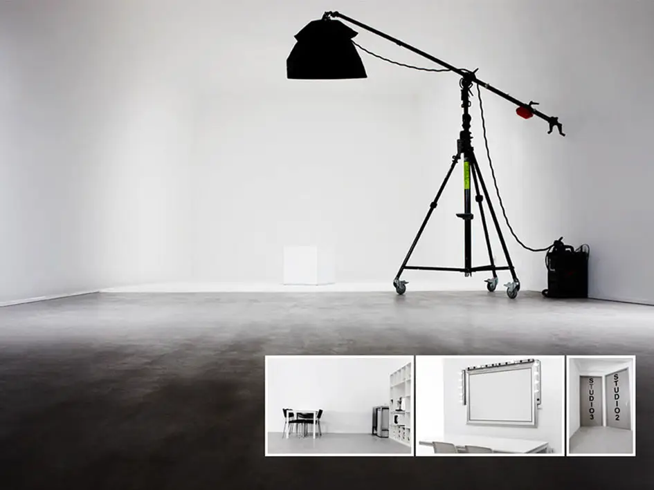 Studio photo à louer Bruxelles avec coin maquillage et décor intérieur carré blanc.