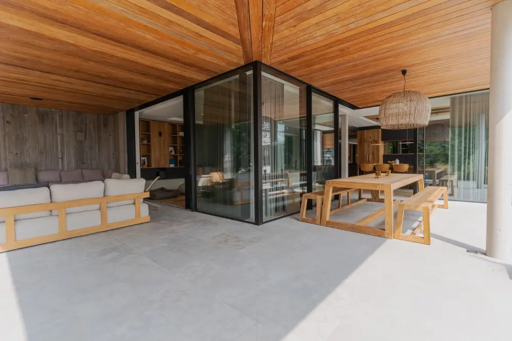 Villa de plain-pied de 320 m² à l'architecture scandinave avec bois, pierre et piscine chauffée en Loire-Atlantique pour shooting photo.