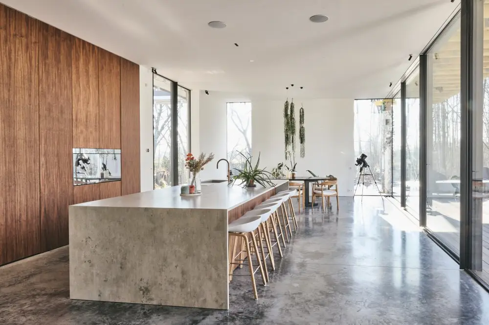 Villa contemporaine de 700 m² avec piscine de 22 mètres, architecture minimaliste et grandes baies vitrées près de Lille pour shooting photo.