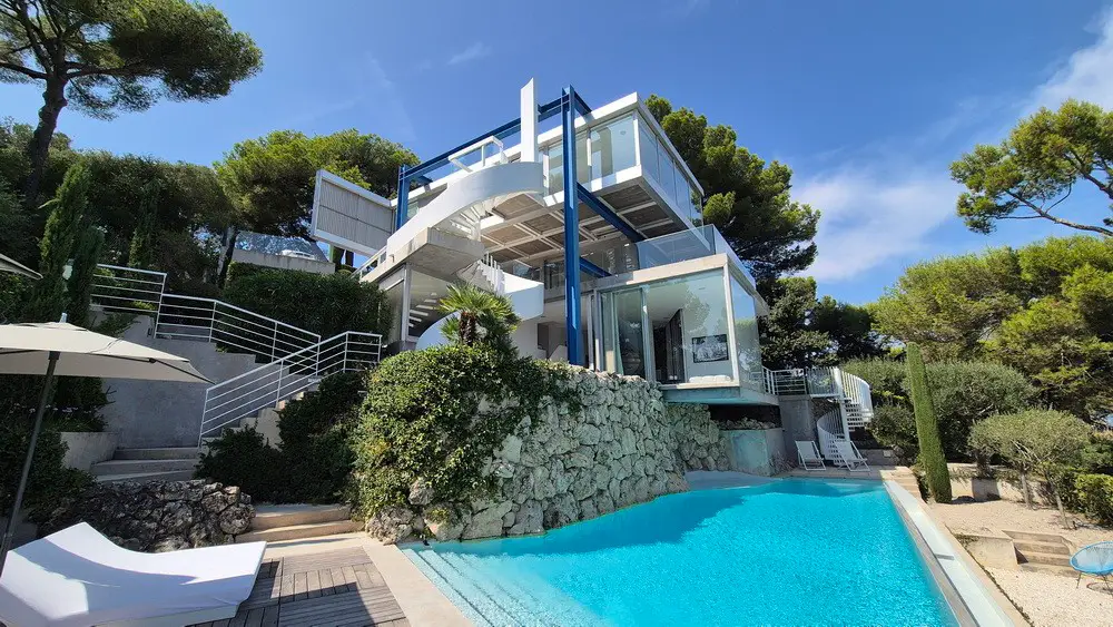 Villa moderne de 390 m² avec architecture épurée, piscine et vue panoramique près de Cannes pour shooting photo de luxe.
