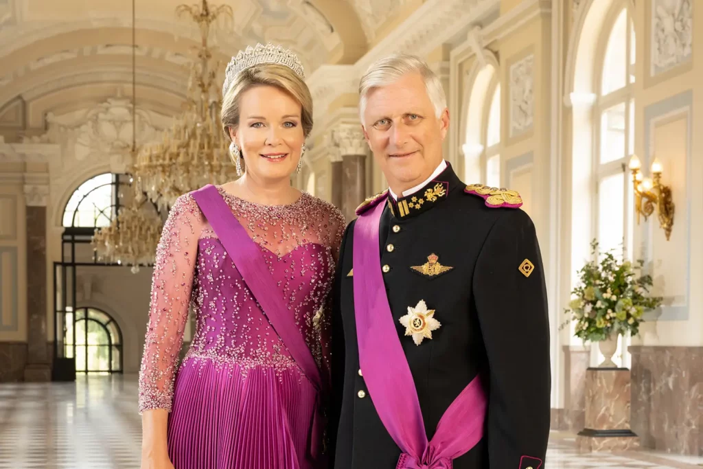 Portrait en vignette du Roi Philippe et de la Reine Mathilde en tenue de Gala dans la Grande Galerie du Château de Laeken.