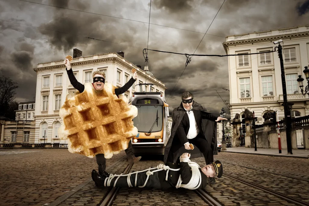 Parodie de l'émission Votez pour moi avec le Roi Albert II ligoté sur les rails du tram 94 par Wafelman et Suzyx.