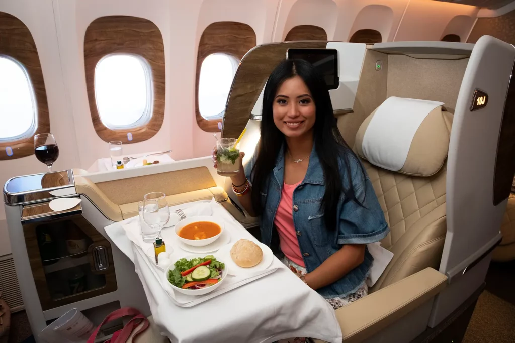 Angéline Flor Pua (Miss Belgique) savourant son repas en Business Class Emirates vers Dubaï.