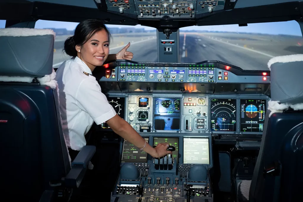 Angéline Flor Pua aux commandes du simulateur Airbus A380 à l'académie des pilotes d'Emirates à Dubaï.